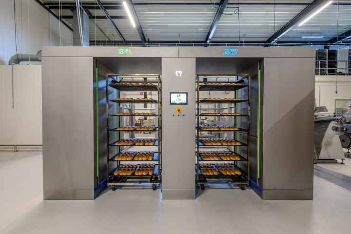 Automatisch uitnemen en ontladen van bakplaten in het productieproces.
